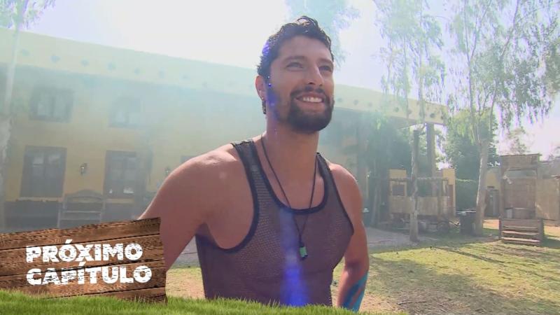 Jhonatan Mujica mira el reingreso de Pamela Díaz