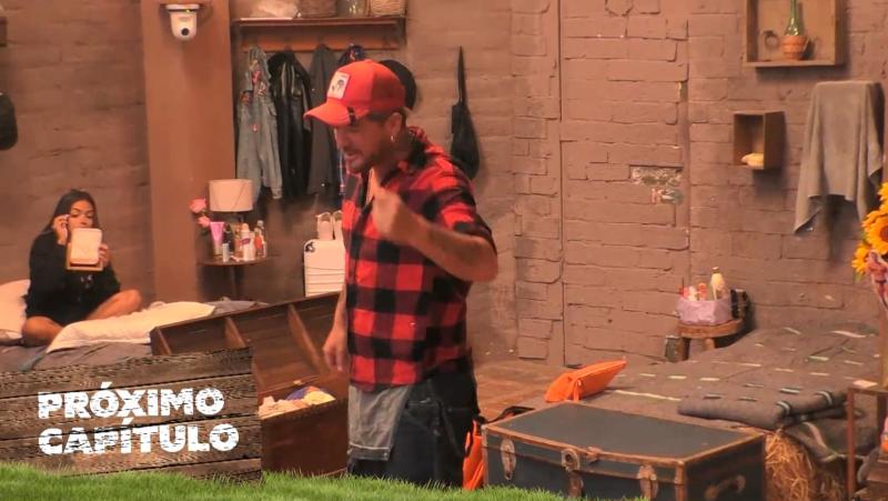 Junior Playboy chasquea los dedos contra Miguelito