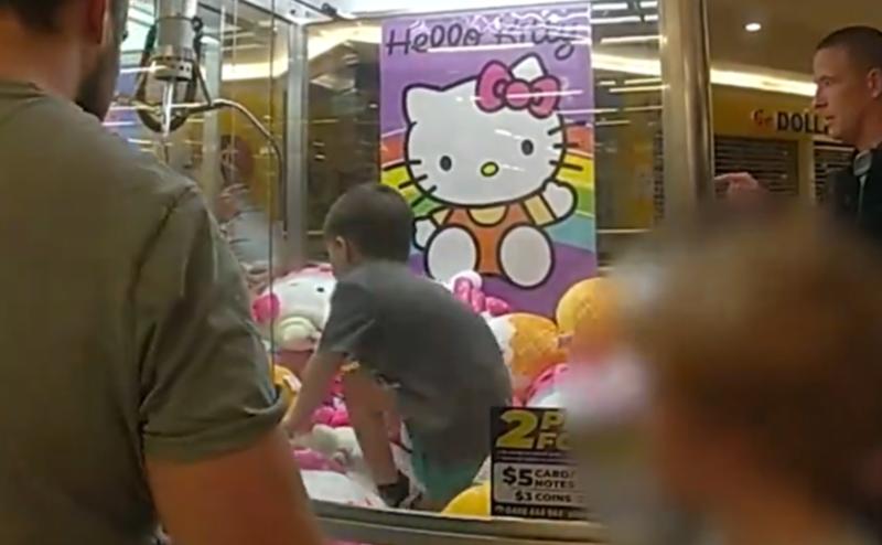 Niño atrapado en máquina de peluches - Queensland Police