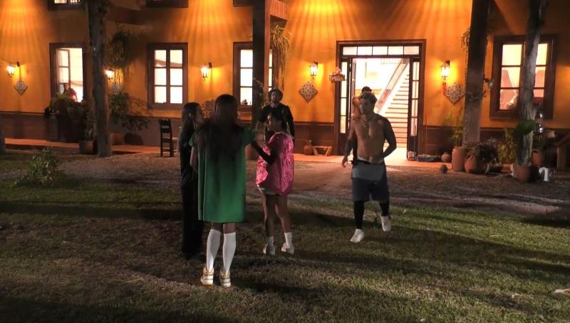 Nicolás Solabarrieta separa a Botota y Shirley Arica