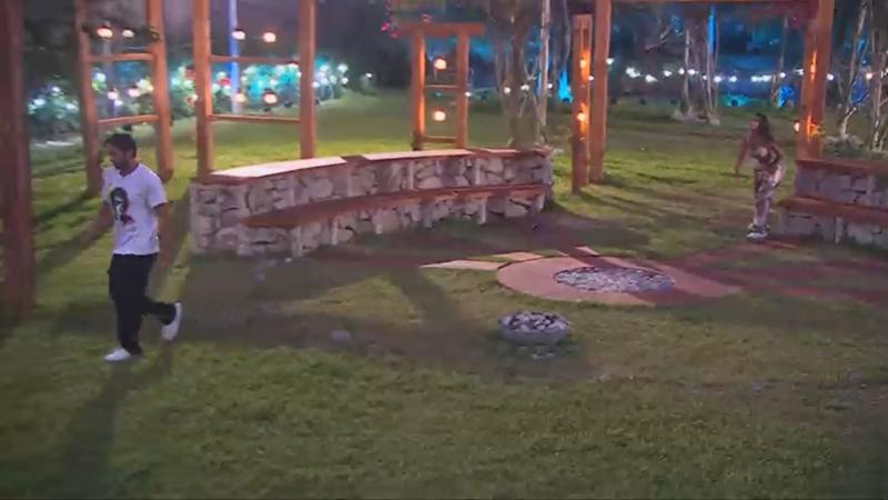 Shirley le tira un micrófono a Arturo Longton