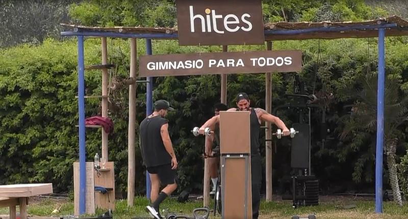 Hombres hacen pesas impactados por la fuerza de Gabrieli Moreira