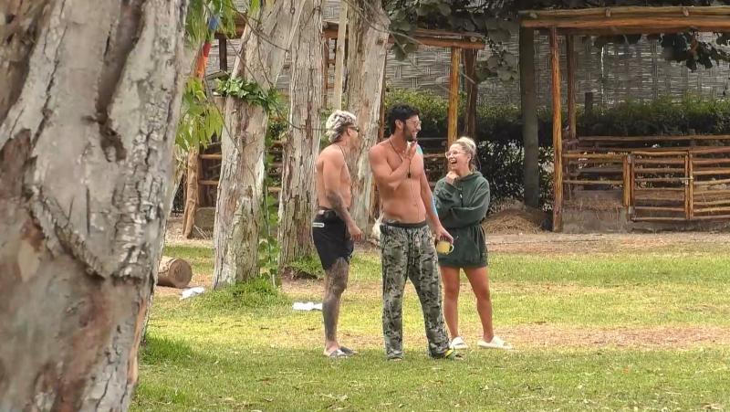 Guarén, Nico Solabarrieta y Jhonatan Mujica se ríen de un chiste de Mateucci