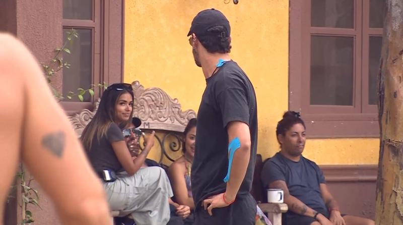 Shirley le dice a Jhonatan que después le cuenta mientras Chama ríe