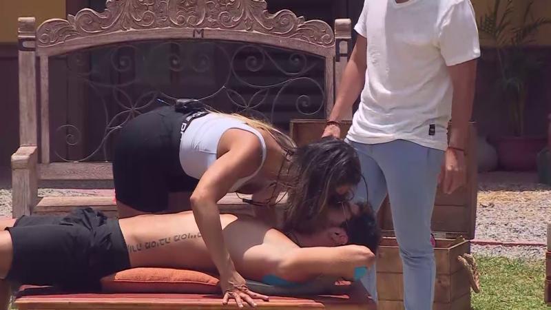 Chama le da un masaje sensual a Jhonatan Mujica