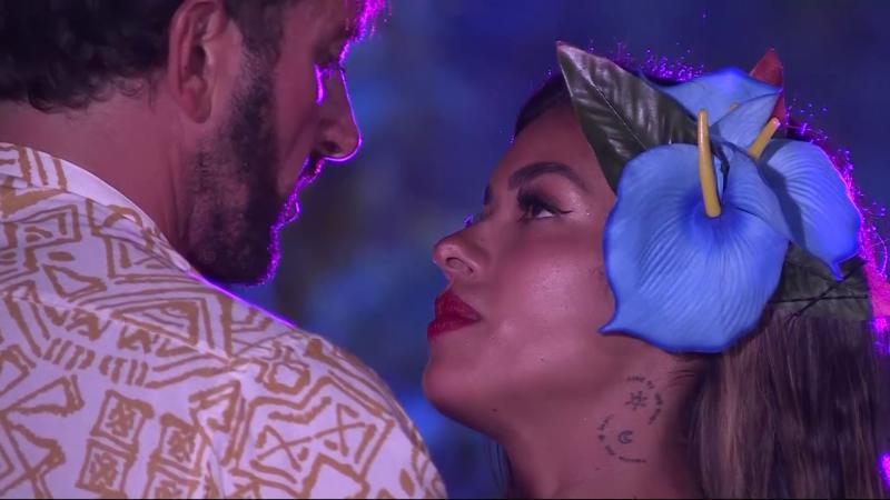 Shirley Arica y Arturo Longton se miran en Tierra Brava