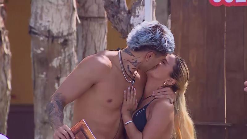 Guarén y Nicolás Solabarriera se besan