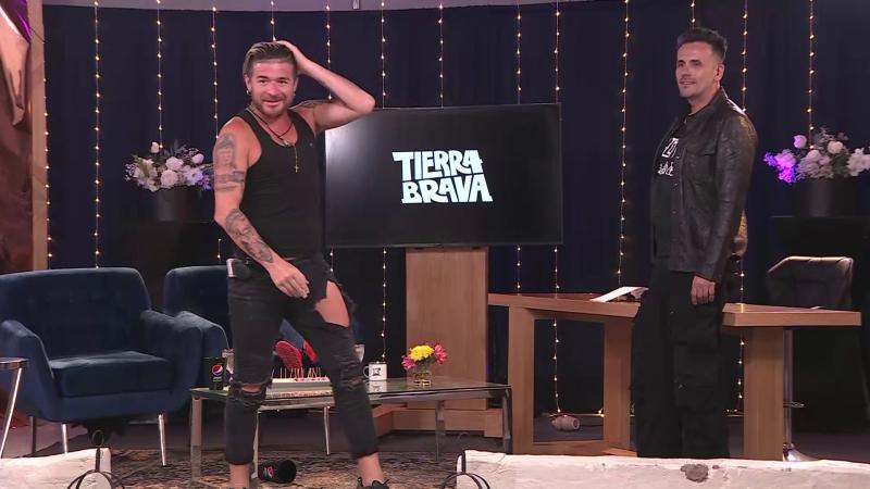 Junior Playboy posa en el late de Tierra Brava frente a Miguelito