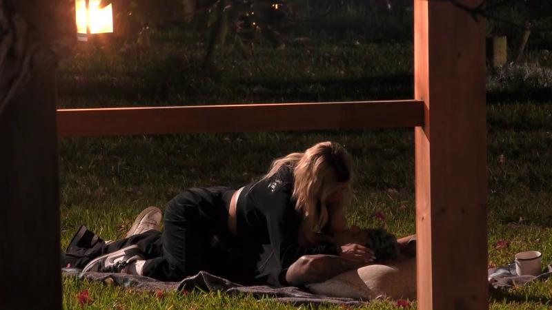 Guarén y Nico Solabarrieta se besan y conversan en Tierra Brava