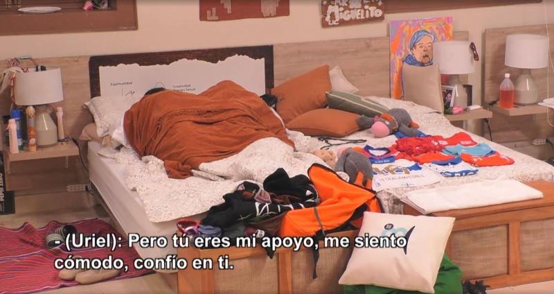 Uriel Romero y Dani Castro conversan acostados en Tierra Brava