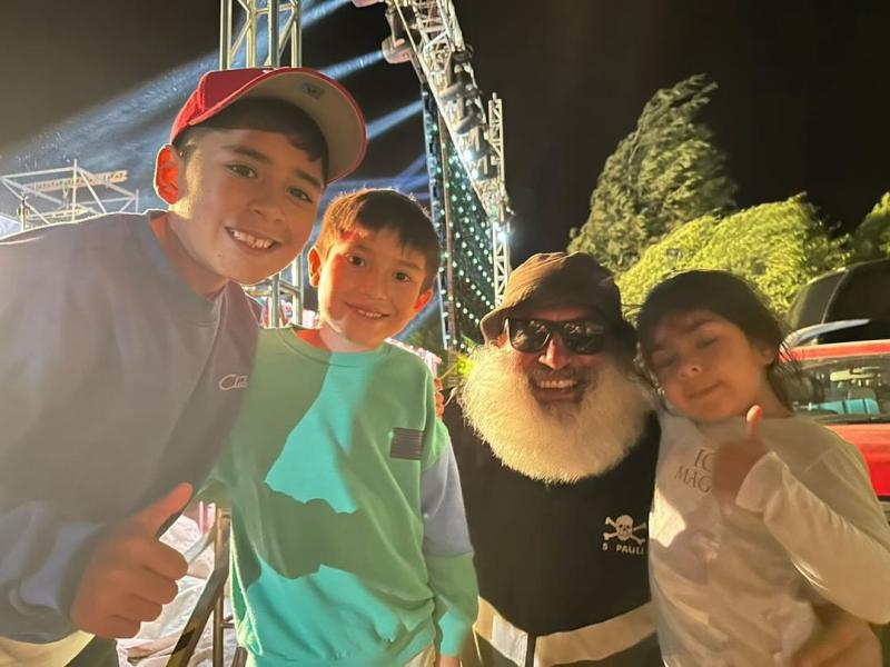 Emilia después de bailar en el escenario con Chico Trujillo y el Macha - Créditos: Cedida