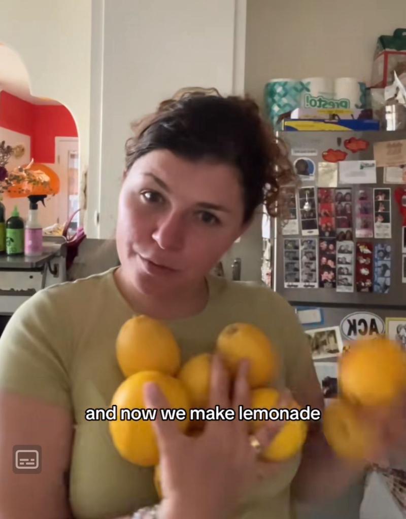 Algunos videos después la joven mostró la cosecha de fruta de su árbol - Créditos: Captura