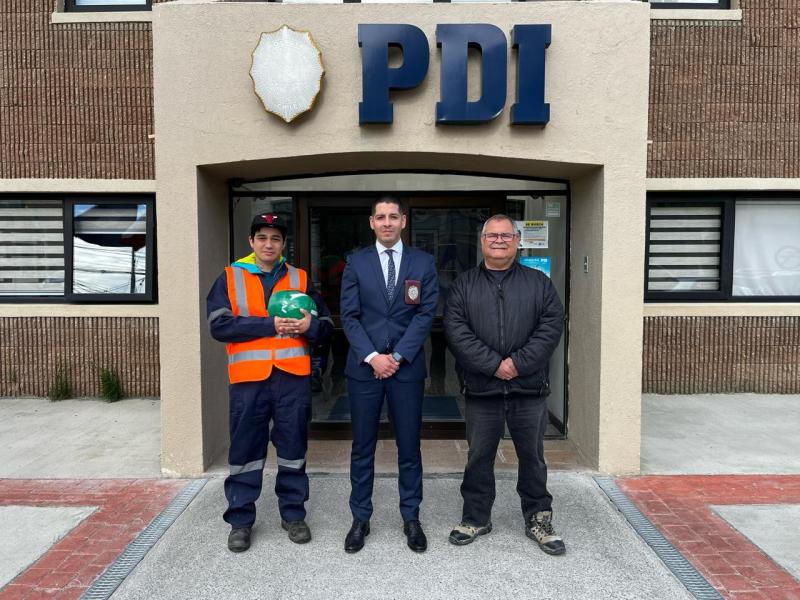 Belarmino Parra (a la izquierda) decidió devolver el dinero a la PDI - El Magallánico