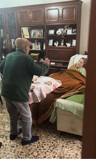 Adulto mayor enternece las redes sociales