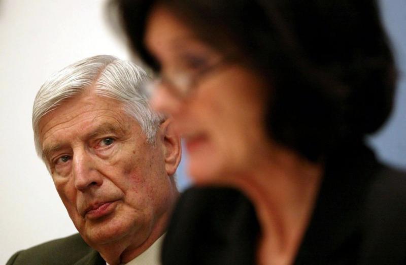 Ex primer ministro neerlandés muere de la mano con su esposa en doble eutanasia