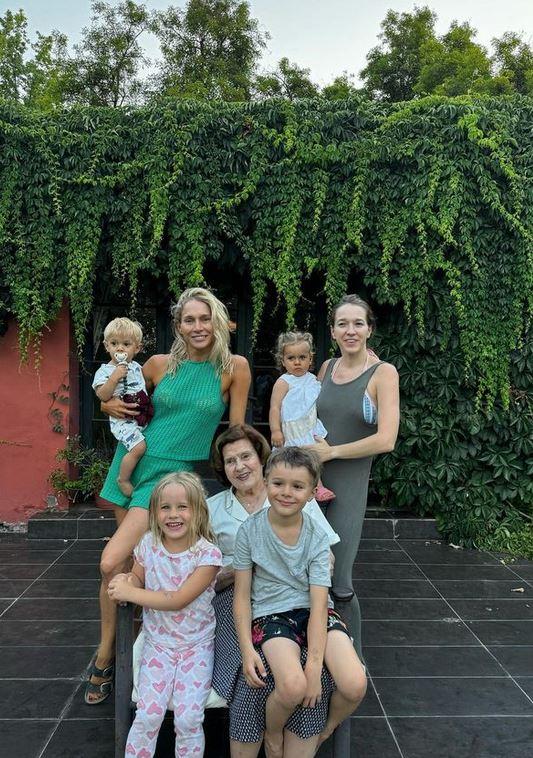 Constanza Mackenna y su familia - Créditos: Instagram @conmackenna