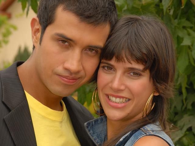 Los actores Héctor Morales y María José Illanes en Papi Ricky, 2007.