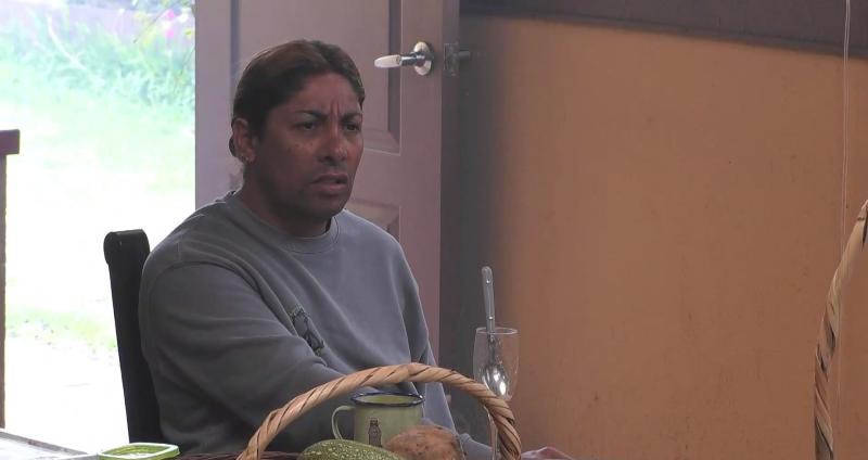 Botota escuchando a Daniela Aránguiz