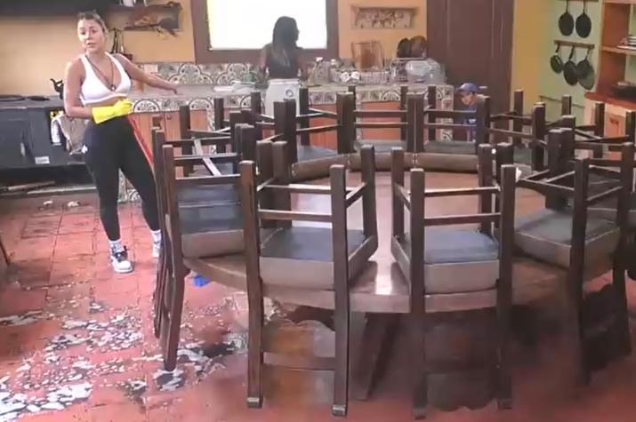 Chama y discute con Fabio en la cocina