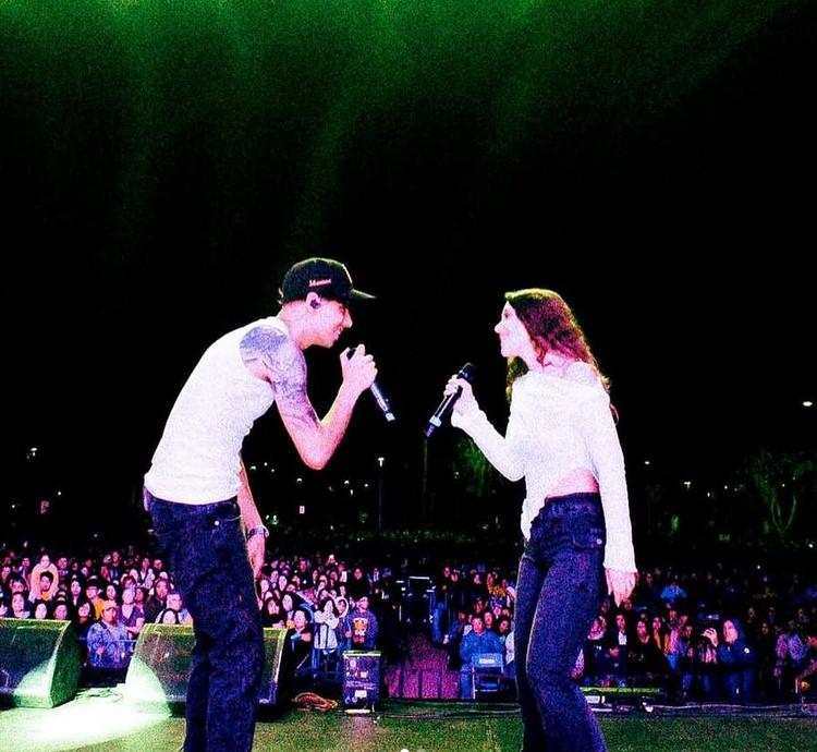 Trini Neira, hija de Pamela Díaz, en el escenario