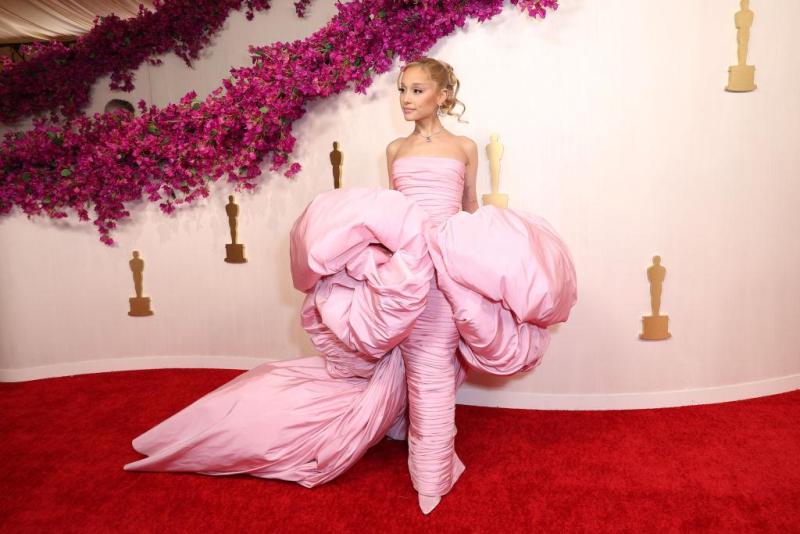 Ariana Grande en la alfombra roja de los Premios Oscar 2024. (Getty)