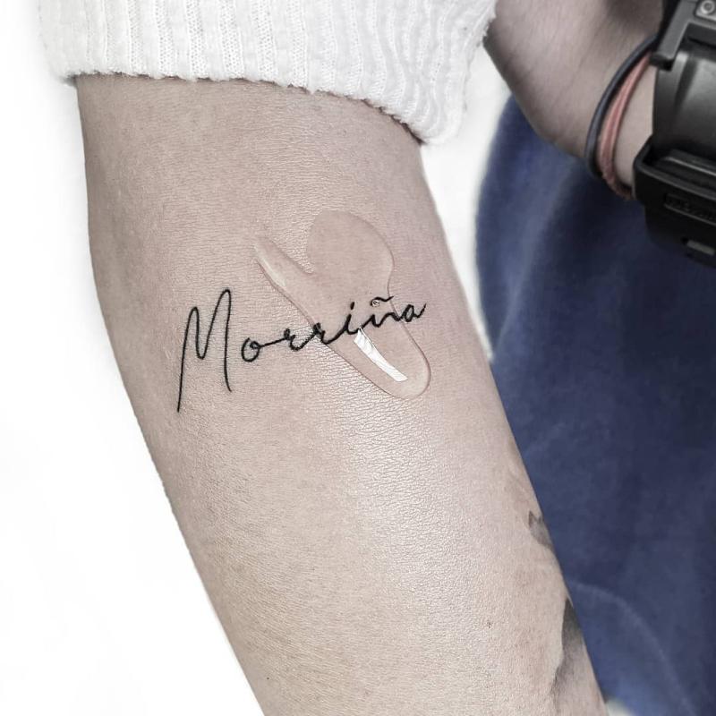 Los tatuajes de palabras son lo último en tendencia