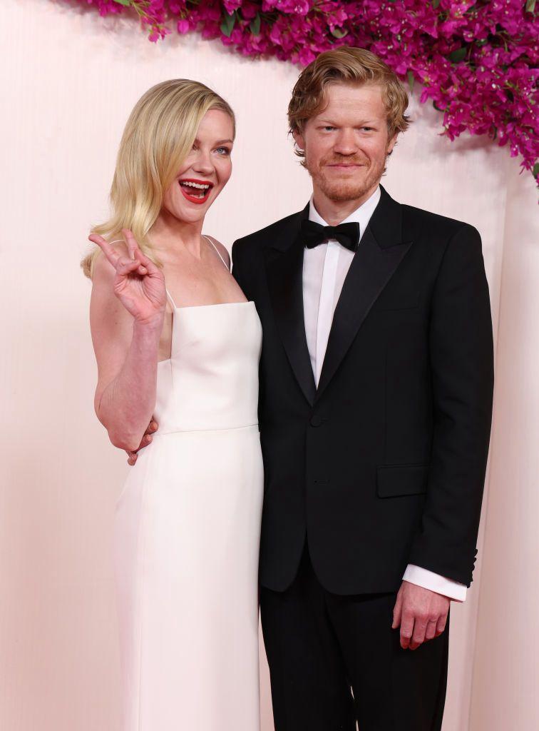 Kirsten Dunst junto a su esposo Jesse Plemons en la alfombra roja de los Premios Oscar 2024.