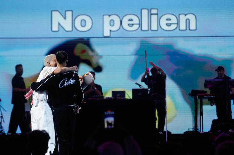 Young Cister y Kidd Voodoo se dieron un fuerte abrazo sobre la Quinta Vergara. (Agencia UNO)