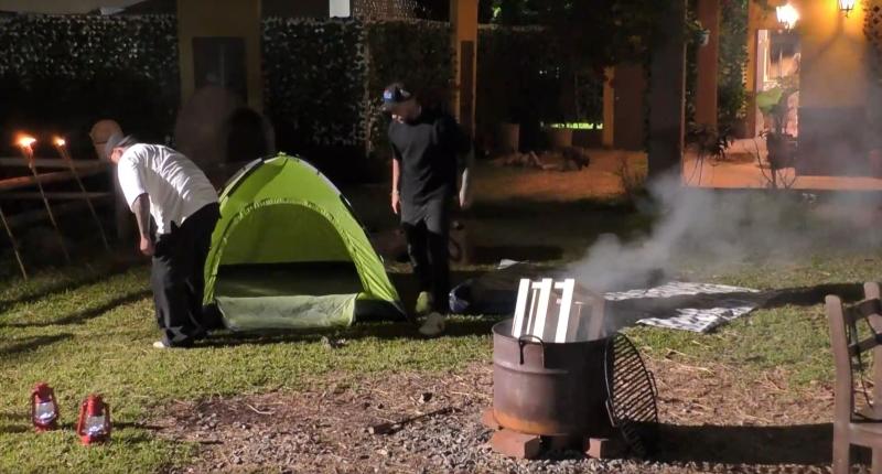Luis Mateucci y Nico Solabarrieta arreglan el campamento del amor en Tierra Brava