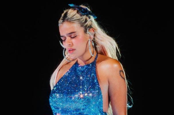 Karol G vivió angustiantes minutos luego de que su avión privado presentara fallas.