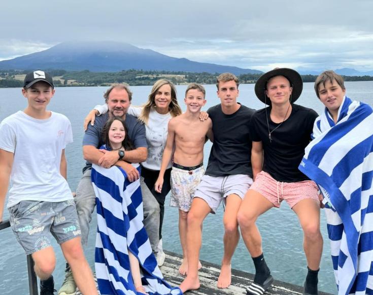Hijos de Diana Bolocco junto a su exesposo, Gonzalo Cisternas. (Instagram)