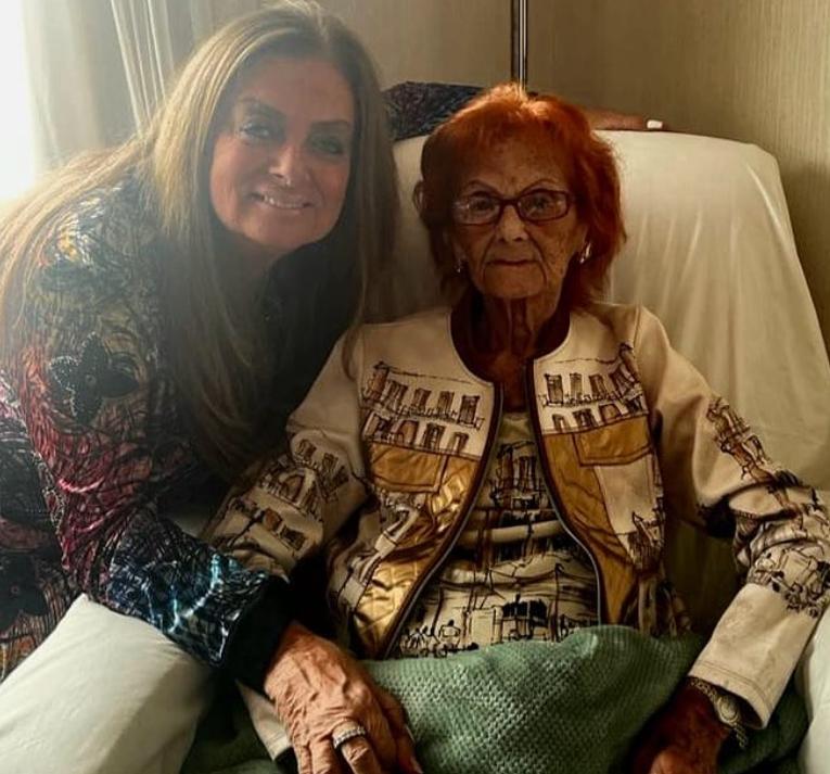 Tía Sonia junto a su madre.