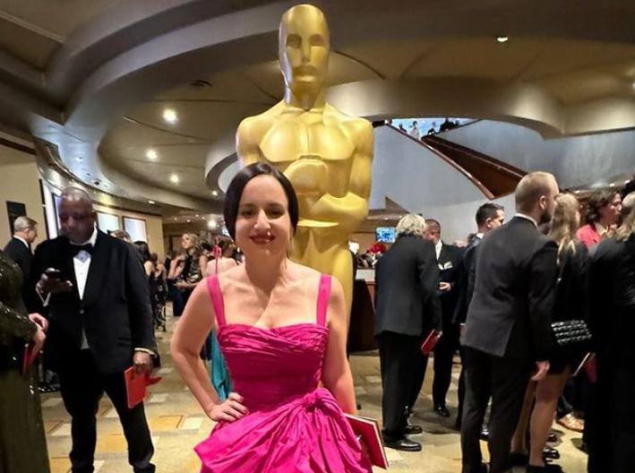 Maite Alberdi en la alfombra roja de los Premios Oscar 2024.