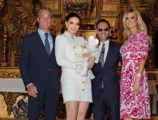 Marc Anthony y Nadia Ferreira en el bautizo de su primer hijo.