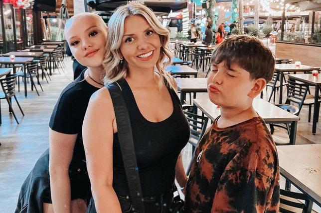 Nicole Pérez junto a sus dos hijos.