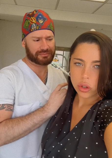 Daniela Aránguiz junto al misterioso galán de sus historias.