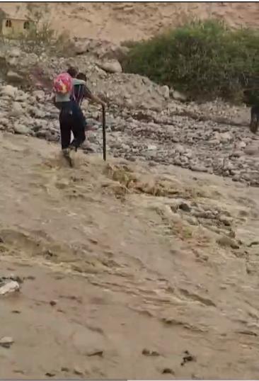 Profesor cargando a su alumna para que llegue la colegio - Créditos: Captura RPP