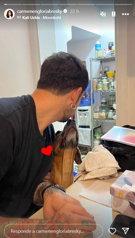 La nueva pareja de Carmen Gloria Bresky, Rodolfo junto a su perrita Yuma.