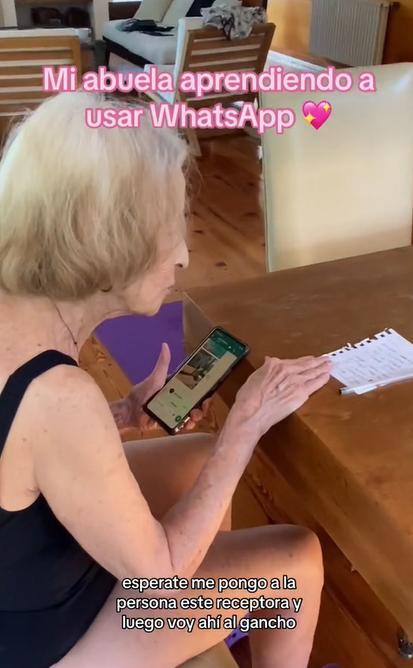 La abuelita aprende a usar Whatsapp - Créditos: Captura