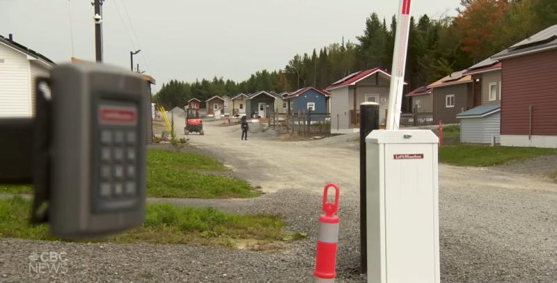 Millonario canadiense construyó 99 casas para las personas de su localidad