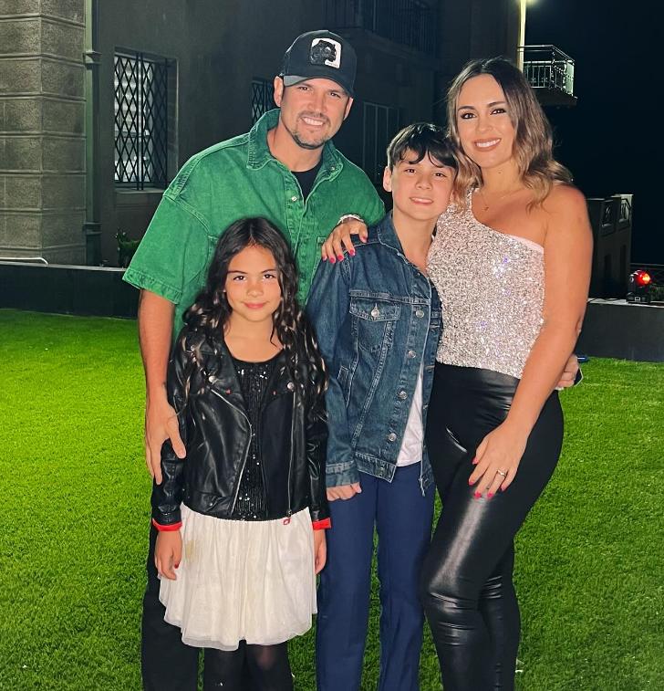 Maura Rivera y Mark González junto a sus dos hijos.