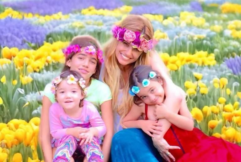 Ana Sol Romero junto a sus hijas.
