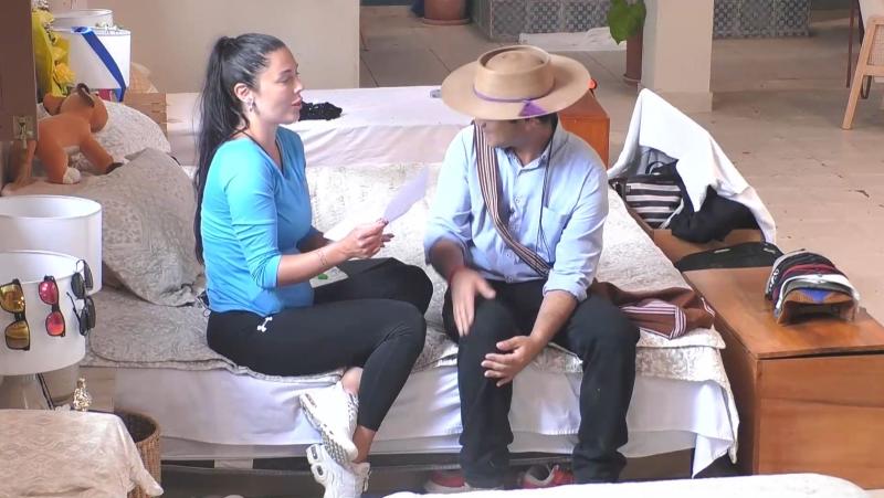 Daniela Aránguiz lee la carta de Luis Mateucci en Tierra Brava