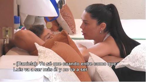 Daniela Aránguiz habla con Luis Mateucci y lo consuela