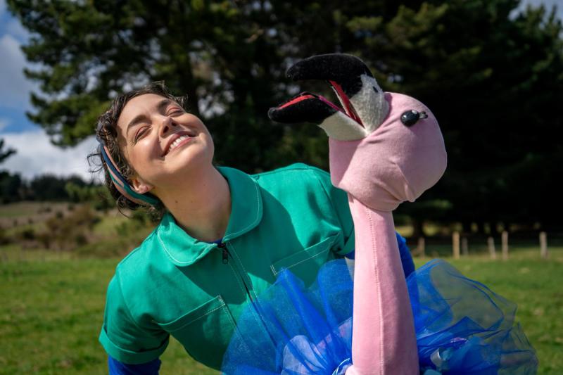 “Maqui y Flami la curiosa, un viaje a través de la luz y el color”