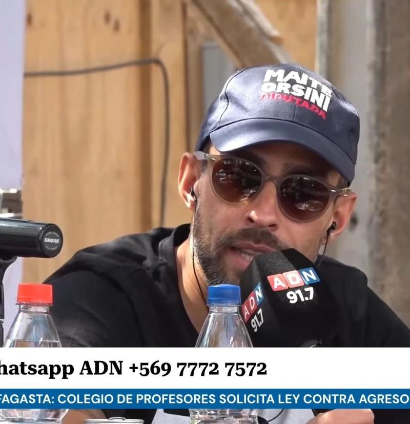 Jorge Valdivia apareció en radio ADN con un gorro que llevaba el nombre de Maite Orsini.