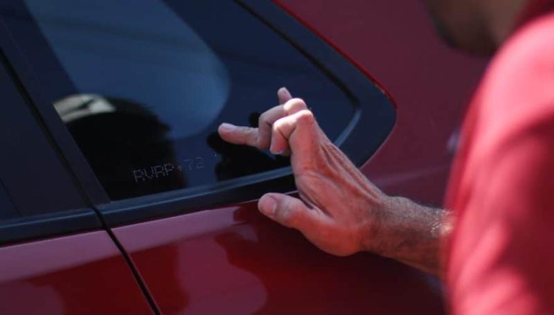 ¿Qué vehículos no necesitan grabar su patente en vidrios y espejos?