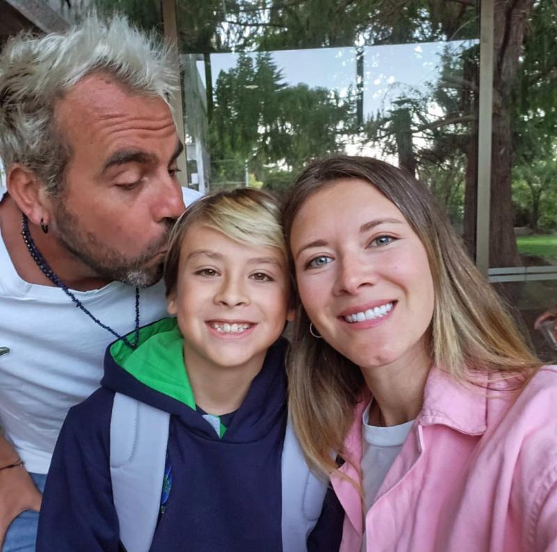 Francisco Kaminski y Carla Jara junto a su hijo Mariano - Instagram