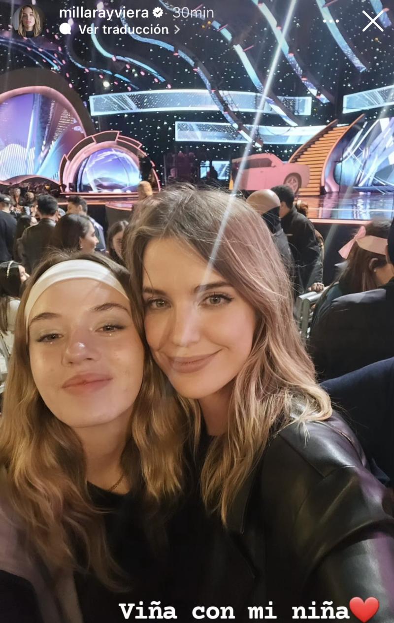 Millaray Viera y su hija Julieta disfrutando del show de Álvaro López y Los Bunkers