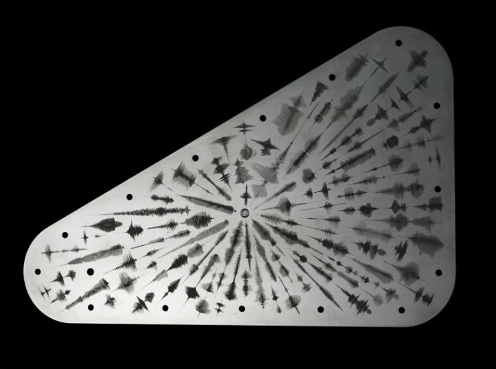 Placa con mensaje que irá al espacio. Créditos: NASA